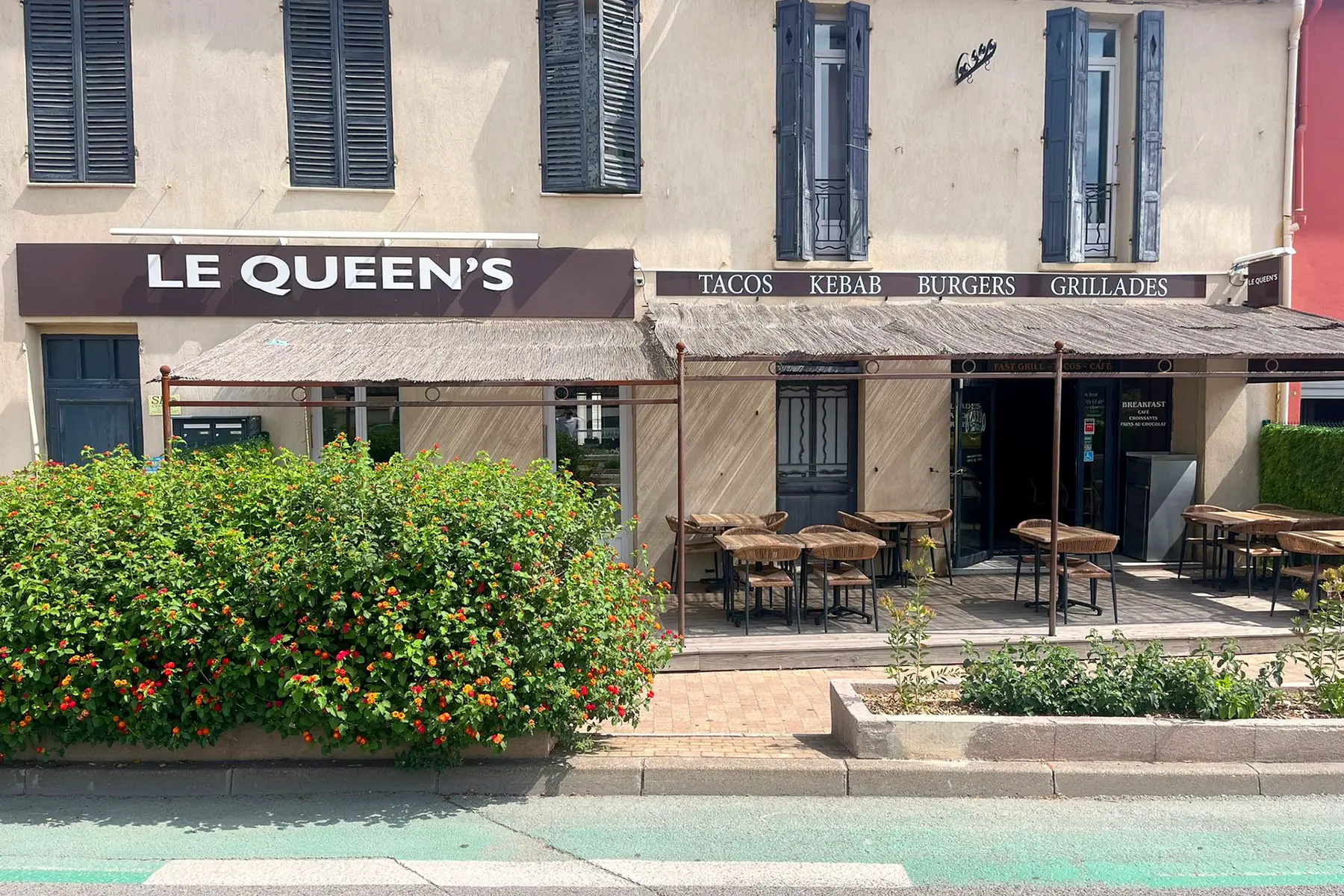 Devanture du Queen's Fast Grill, Avenue Jean Jaurès à Le Luc-en-Provence