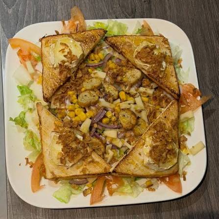 Salade toastée gourmande faite maison au Queen's Fast Grill